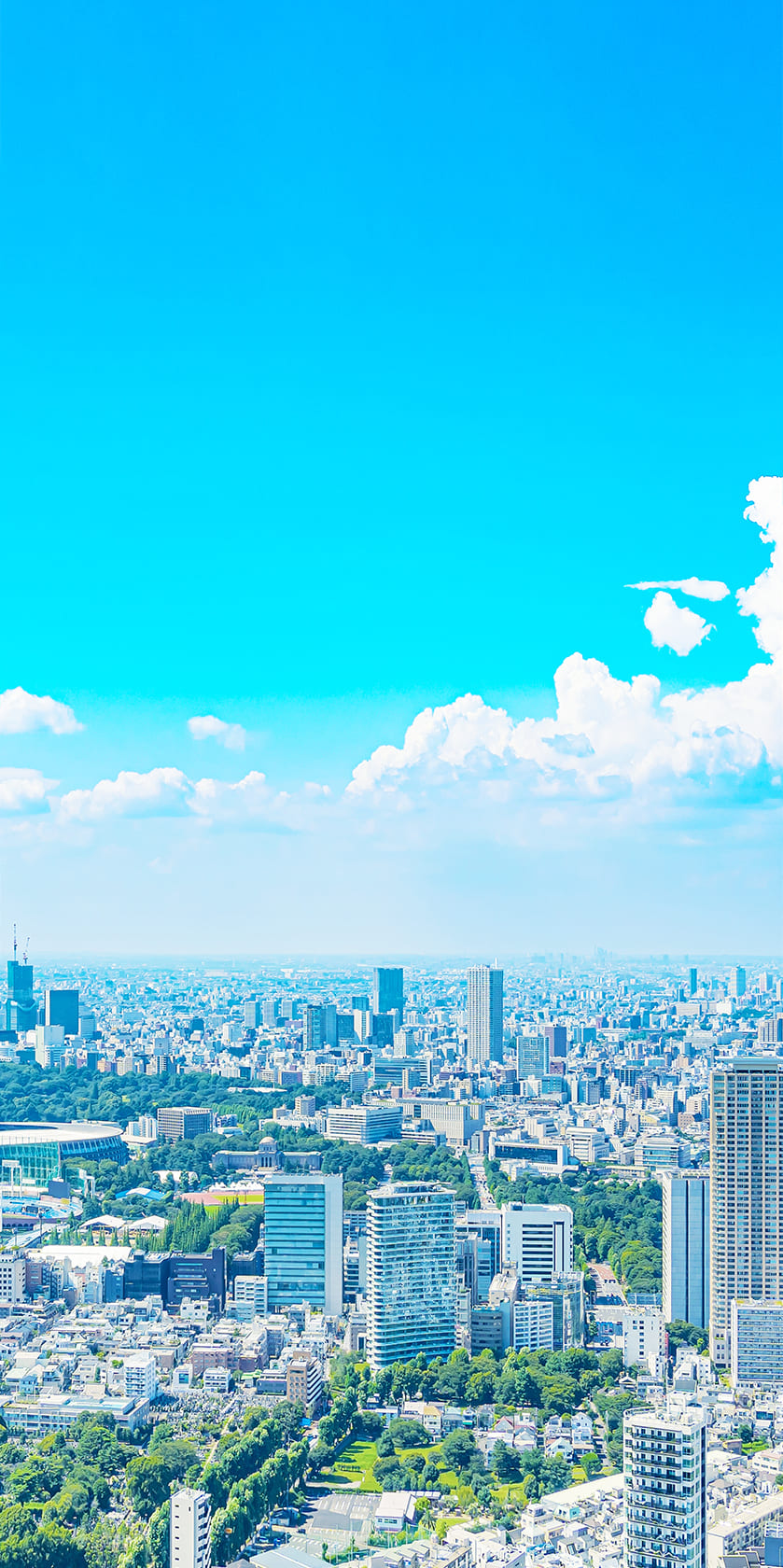 青空と東京の街並みを望む空撮写真