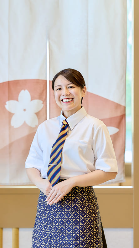 笑顔で客を迎えるスタッフ
